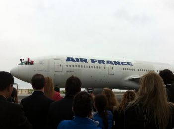Interprétation consécutive pendant l'arrivée d'un vol inaugural, sur le tarmac, Callao